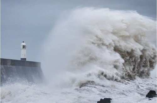 İngiltərədə yüz minlərlə abonent elektrik enerjisindən məhrum qalıb