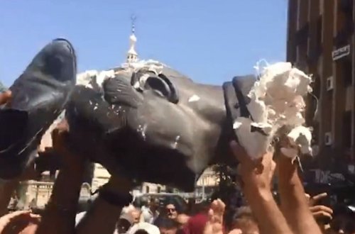 Suriyalılar Hafiz Əsədin heykəlini sürüdülər