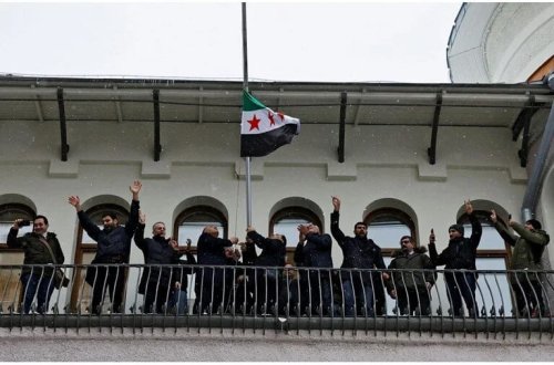 Suriyanın Moskvadakı səfirliyində müxalifətin bayrağı qaldırıldı!