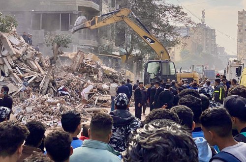 Qahirədə 4 mərtəbəli bina uçdu - Ölən və yaralananlar var