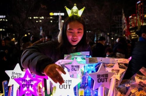 K-pop rəqsləri, qırxılmış başlar və yüngül çubuqlar: Cənubi Koreyada nələr baş verir? 