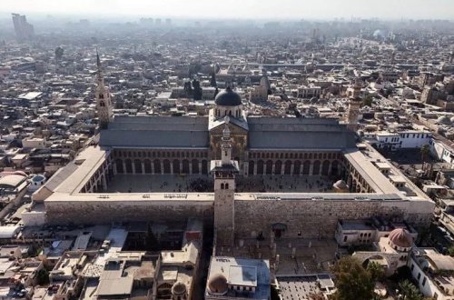 Əsəddən sonra ilk cümə namazı: Suriyalılar Əməvi məscidinə axın etdi