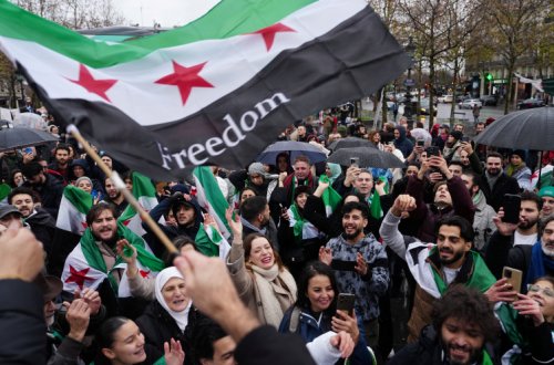 Rakka sakinləri terrorçuları daşqalaq edərək qovublar