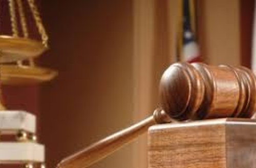 Rüşvət alan xəstəxana rəhbəri və həkimə şərti cəza verildi