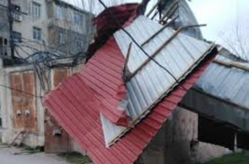 Zaqatalada güclü külək yaşayış binasının dam örtüyünü uçurdu