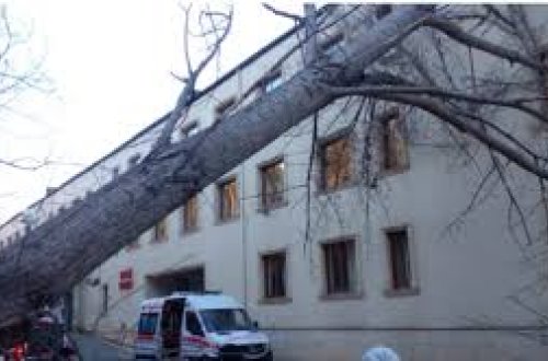 Mingəçevirdə güclü külək mərkəzi xəstəxananın binasına ziyan vurdu