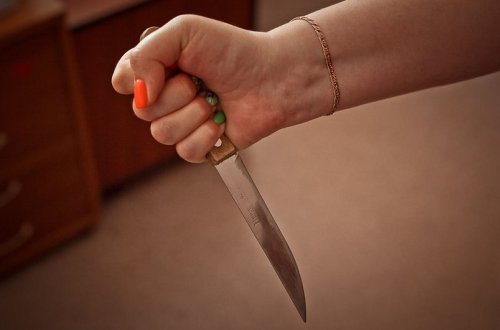 Sumqayıtda gənc qadın həyat yoldaşını bıçaqlayıb