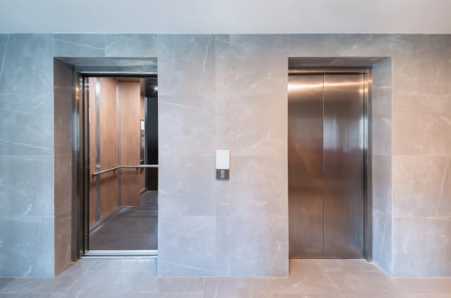 Bakıda məşhur xəstəxananın lifti qırıldı - Xəsarət alan var