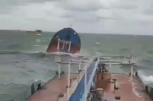 Rusiya neft tankeri ikiyə bölünərək batıb