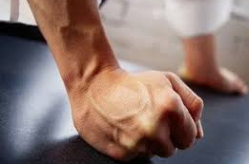 Ata qızının dırnağını kəlbətinlə çəkdi, sobada çiynini yandırdı, yerə çırpdı - CƏZA