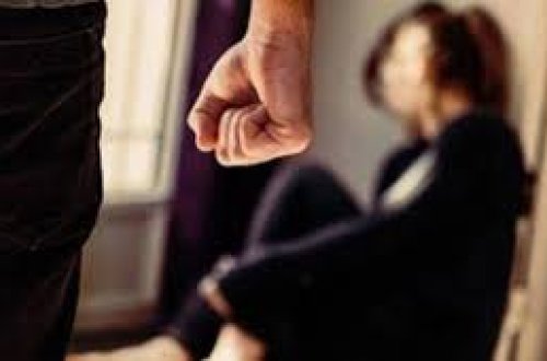 Kişi onunla kobud danışan arvadını döydü