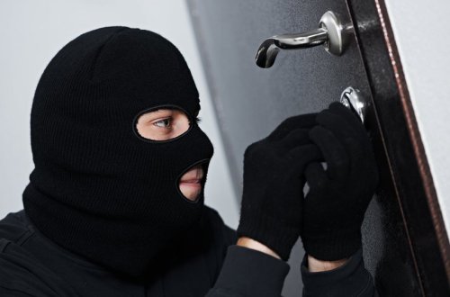 Bakıda evdən 10 min manatlıq oğurluq olub