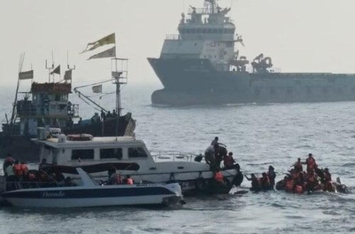 Hindistanda bərə ilə qayıq toqquşdu - xeyli sayda ölən var