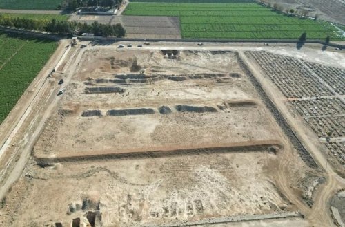 Dəməşqdəki narkotik anbarında uşaqların da olduğu cəsədlərin qalıqları tapılıb