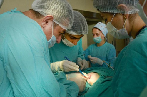 Bakıda gənc qızın qarnından 5 kiloluq şiş çıxdı - FOTO