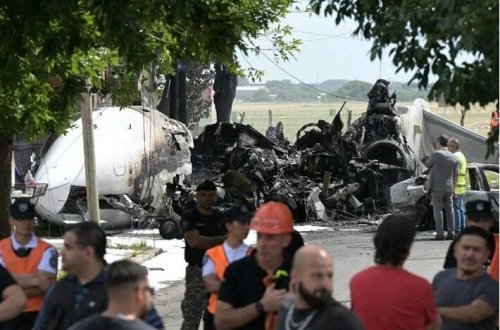 Argentinada eniş zamanı şəxsi təyyarə uçuş-enmə zolağından çıxıb və yaşayış məntəqəsinə çırpılıb: İki ölü, bir yaralı
