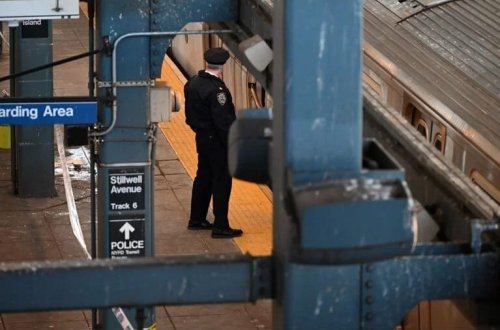Nyu York metrosunda dəhşətli hadisə: Vaqonda yatan qadını yandırdı