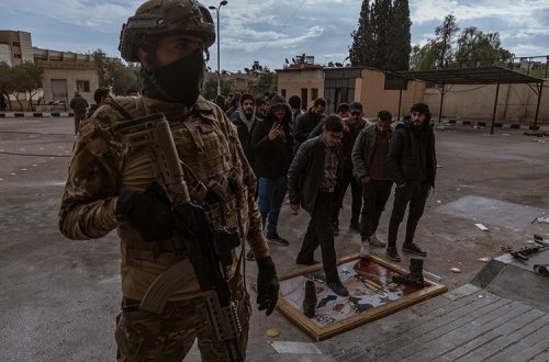 Əsəd rejiminin əsgərləri silahlarını yeni hökumətə təslim edirlər