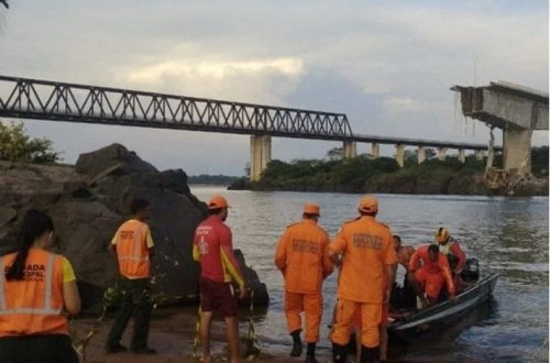 Braziliyada körpü uçub: 2 nəfər ölüb, 16 nəfər itkin düşüb