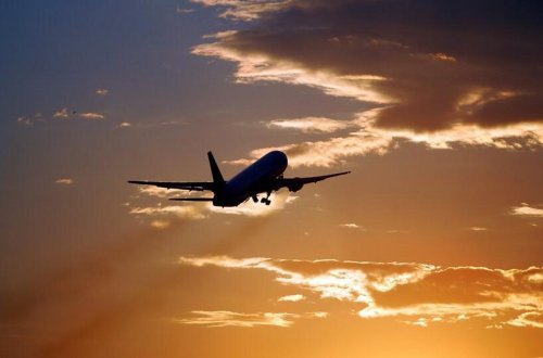 Bakıdan Qroznıya uçan təyyarə Aktauda düşüb