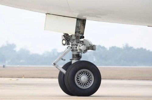 Sərnişin təyyarəsinin təkər salonunda meyit tapılıb