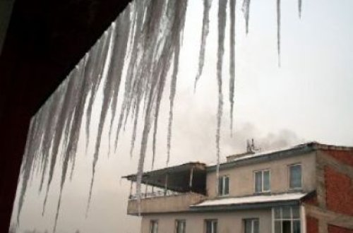 Başına buz parçası düşən gənc vəfat etdi