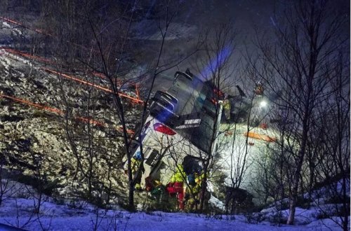 Norveçdə avtobus xəndəyə yuvarlanıb: 3 nəfər ölüb, 4 nəfər yaralanıb 
