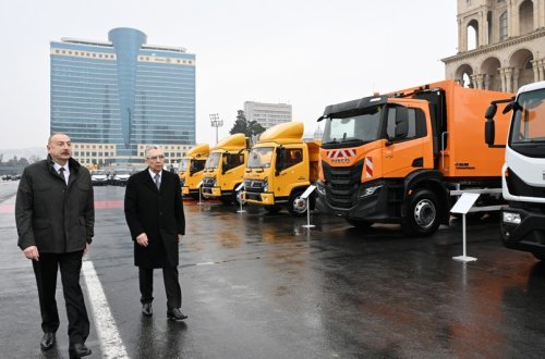 İlham Əliyev Bakıda kommunal xidmət göstərəcək nəqliyyat vasitələri ilə tanış olub - YENİLƏNİB