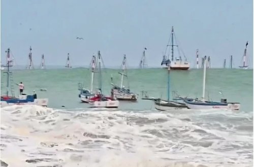 Peruda nəhəng dalğalar qayıqları batırıb