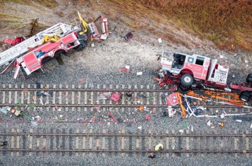ABŞ-da yanğınsöndürmə maşını ilə qatar toqquşub: 15 nəfər yaralanıb