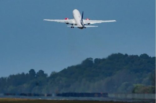 Daha bir sərnişin təyyarəsi təcili eniş zamanı uçuş-enmə zolağından çıxıb