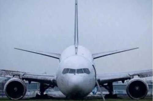 Kanadada sərnişin təyyarəsi uçuş-enmə zolağından çıxaraq yanıb