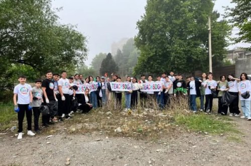 Məktəbli könüllülər Gəncə bulvarında ekoloji aksiya keçirdi
