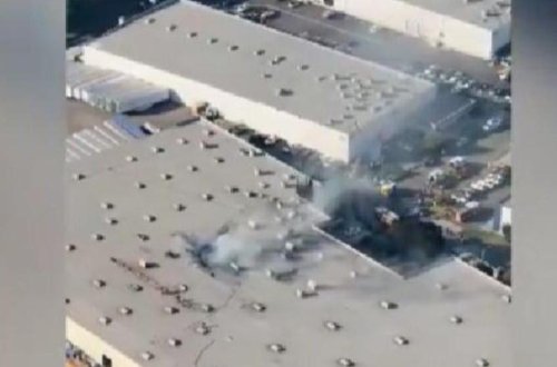 ABŞ-də təyyarə binaya çırpıldı – Ölənlər və yaralananlar var – VİDEO
