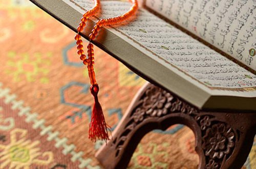 Quranın üstündə oturan gənc bloqeri polis saxladı - FOTO