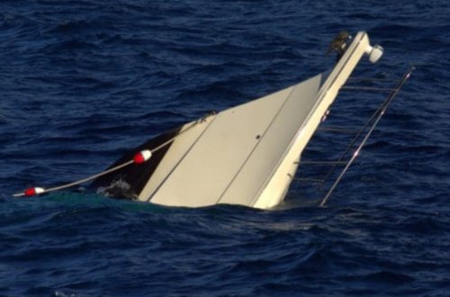 Cənubi Koreyanın balıqçı gəmisi daşlığa çırpılıb, ölənlər var