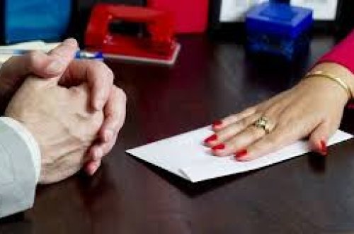 Nazirliyin rüşvət alan keçmiş qadın əməkdaşı bəraət istəyir