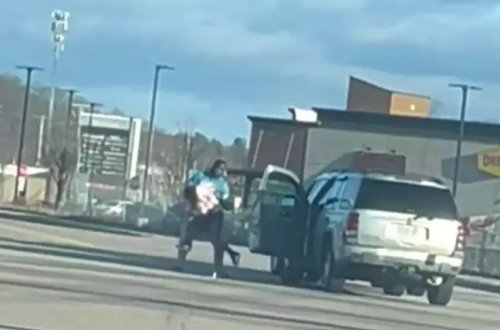 Keçmiş futbolçu iki uşaq anasını havaya qaldıraraq yerə yıxdı