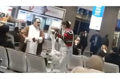 Aeroportda etiraz: Qəzəbli iranlı qadın mollanın sarığını çıxararaq çadraya çevirdi!