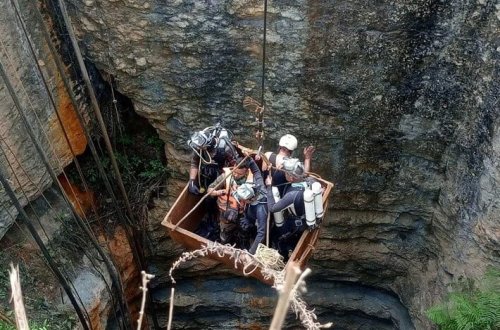 Hindistanda mədən çökdü: Dalğıclar və helikopterlər növbə çəkir!
