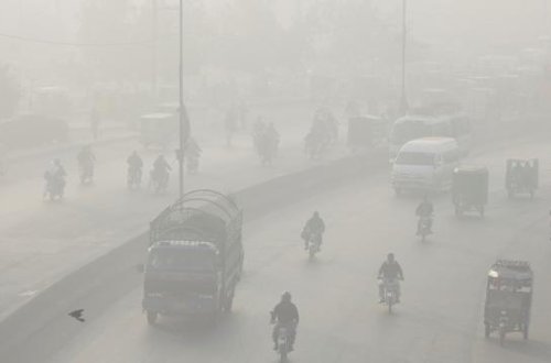 Pakistan dumana təslim oldu: Görünmə 50 metrdən aşağı düşdü