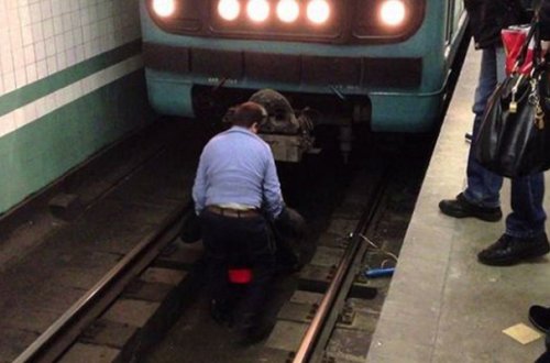 Relslərin üzərinə düşən 18 yaşlı oğlan imiş - Vəziyyəti açıqlandı