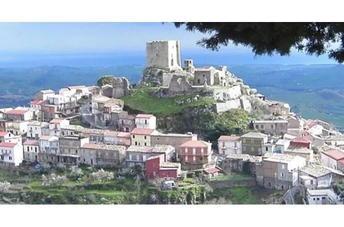 Bu kənddə xəstə olmaq qadağandır! Bələdiyyə sədri bununla bağlı sərəncam verib