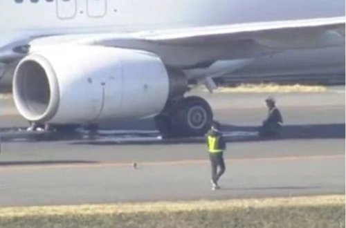 Fəlakətin qarşısı alındı: Eniş zamanı təyyarənin təkəri partladı 