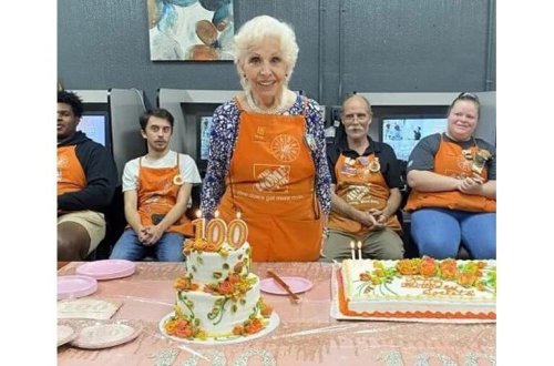 100 yaşı var, amma hələ də kassir işləyir! Sonsuz enerjisinin sirrini verdi