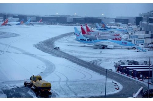Mançester hava limanında uçuş-enmə zolaqları ağ rəngə boyanıb