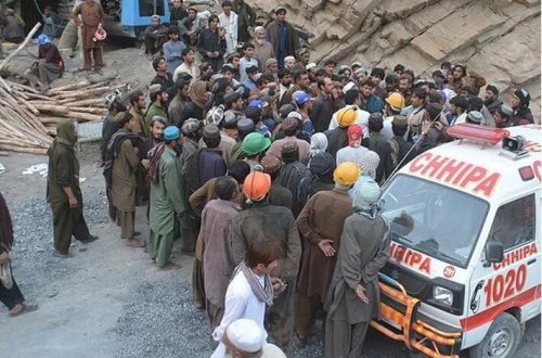Pakistanda mədən çökdü: 12 işçi sıxışıb