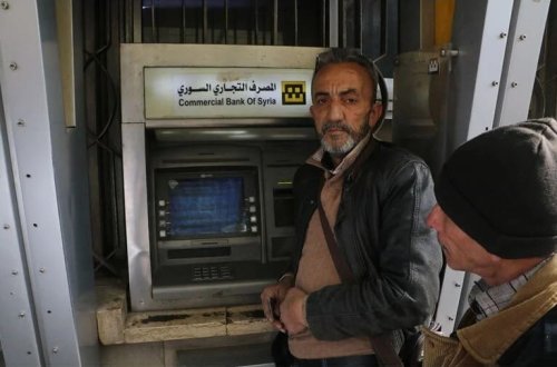 Rejim devrildi, maaşlar verildi: Suriyalılar bankomatlara axışdı 