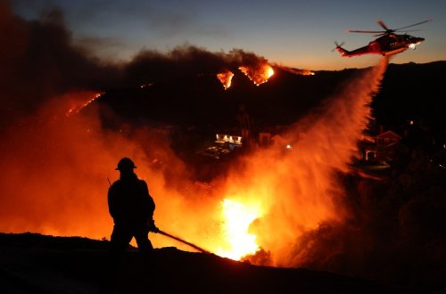 Los-Ancelesin qərb və şərqində iki güclü yanğının yayılması nəzarətə alınır