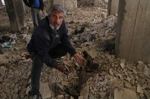 Suriyada dəhşətli görüntülər: Binanın təməllərindən çıxan insan sümükləri! 